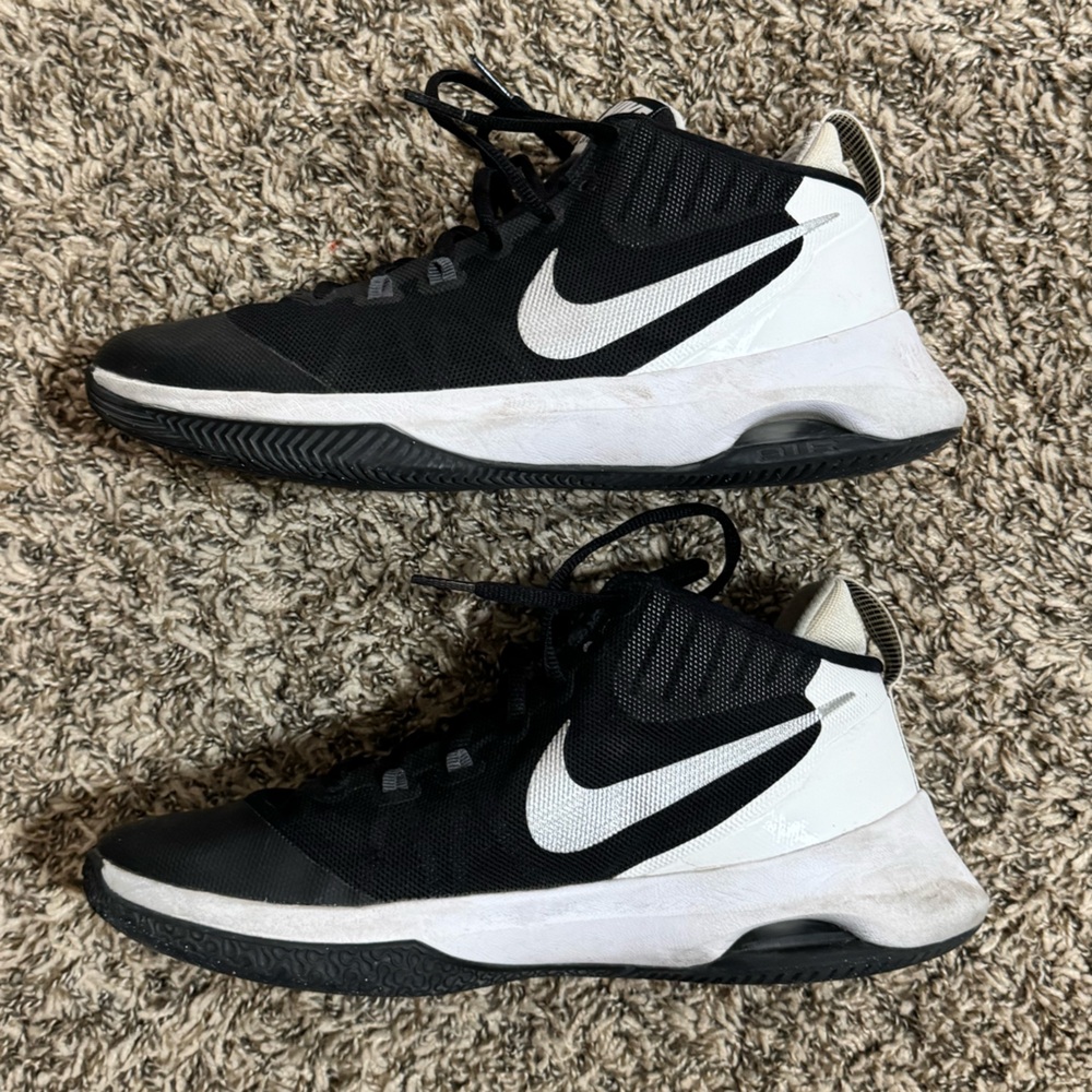 Nike Air Versatile size 8 Basketball shoes